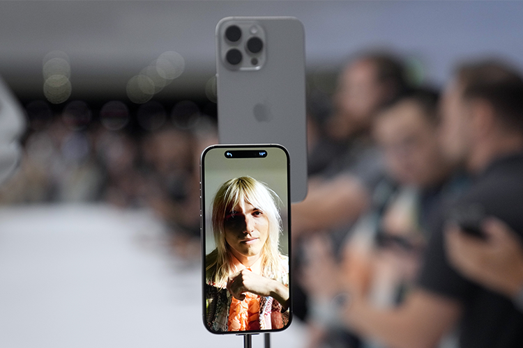    «Титановый корпус, Action Button, USB-C — основные изменения. В Pro Max появилась телескопическая камера, но в остальном незначительные улучшения существующих моделей» Фото: Jeff Chiu/AP/ТАСС