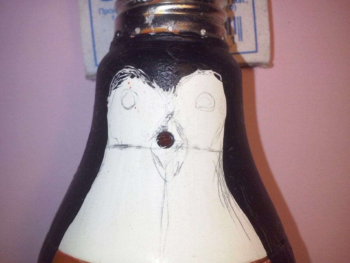 Необычная елочная игрушка - пингвин из лампочки
