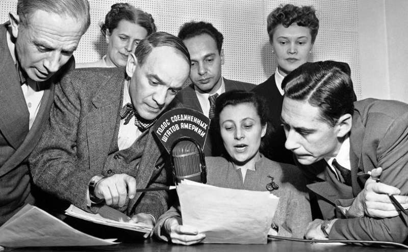 Дикторы радио Голос Америки.