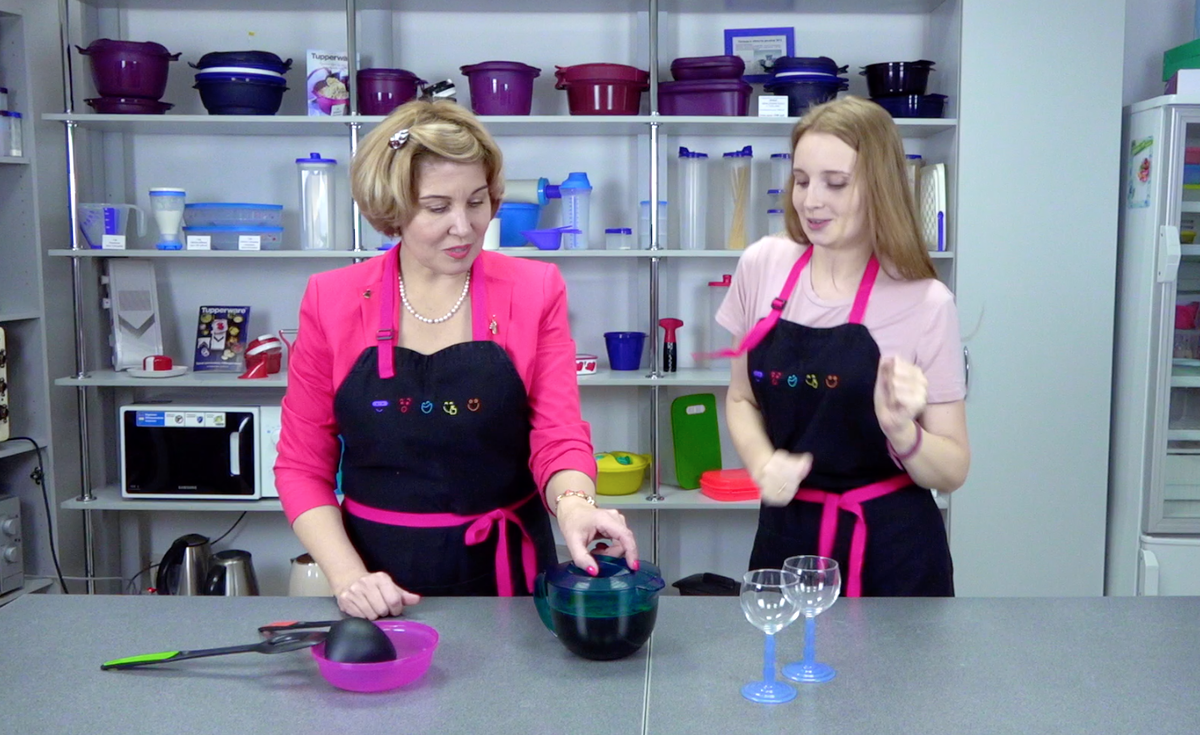 На фото я радуюсь, что наш YouTube канал набрал первых подписчиков=)))А, ну и конечно, что научилась готовить Глинтвейн в микроволновке за несколько минут!