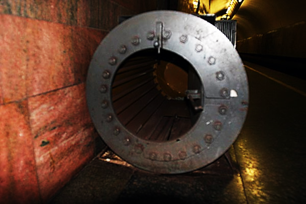 Дверка по классике открывается внутрь