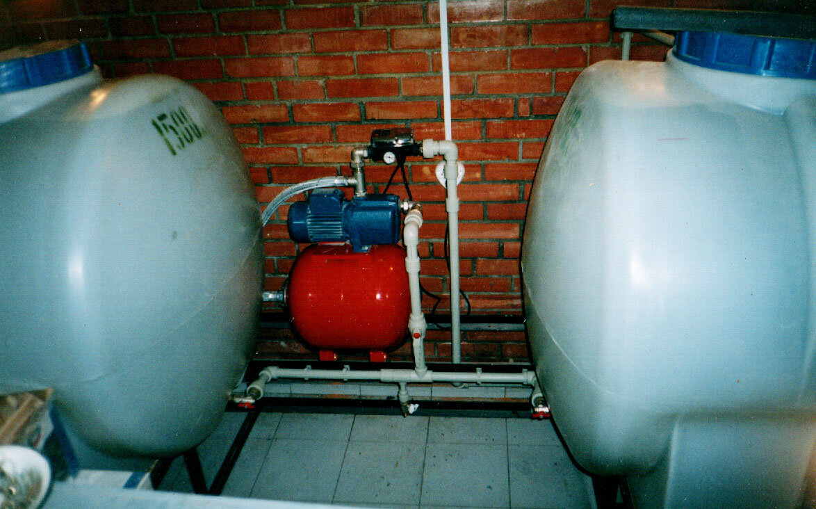 Расположение  системы сугубо индивидуально и зависит от доступного для этого объёма в  ваших помещениях. Если речь идёт о квартирах, к слову сказать, самых  проблемных объектах для установки резервного водоснабжения, то это может  быть лоджия, балкон, ванная и даже антресоль. В случае квартиры на  последнем этаже, можно рассмотреть вариант расположения на чердаке.  Тогда ёмкость и насос нужно тщательно утеплить и обезопасить от кражи  :). Если ваша квартира на первом этаже, можно рассмотреть вариант  размещения в подвале.