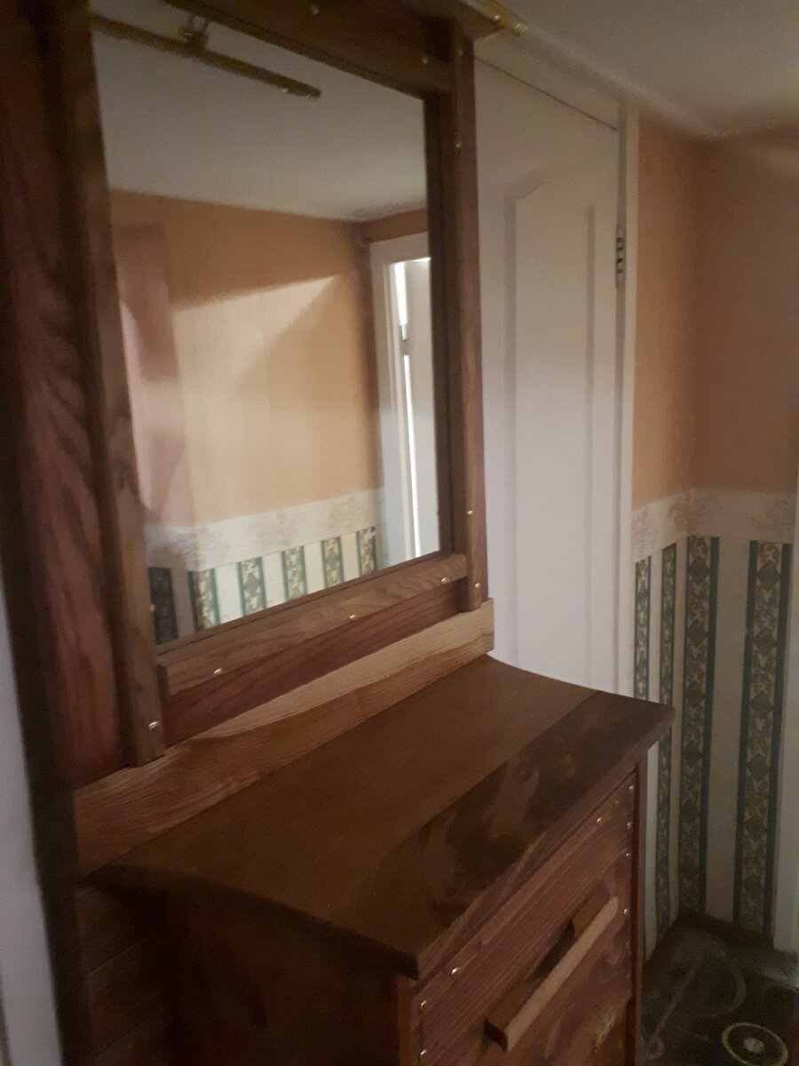 Комод в прихожую в стиле 30-х гг 20 века.