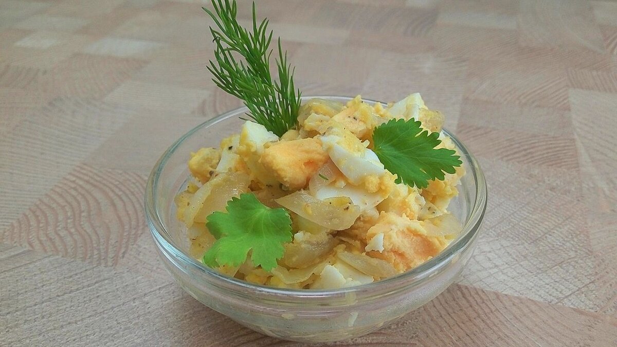  Сегодня я расскажу Вам как  приготовить очень вкусный салат из яиц за 5 минут. Этот салат из серии "Гости на пороге" часто выручает, когда хочется не только быстро но и вкусно приготовить оригинальный салат для гостей. Продукты для этого салата есть почти в каждом доме. Вкус салата Вас приятно удивит!  
