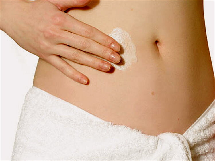 Как правило, у молодых мам находится мало времени на себя, и всё внимание уделяется ребёнку. Поэтому, обнаружив на теле растяжки после родов, женщина может отложить их лечение на потом, когда малыш подрастёт. Это в корне не верное решение, так как подобный дефект лучше поддаётся лечению в первое время после появления. К тому же, для самостоятельного лечения не потребуется много времени и средств.