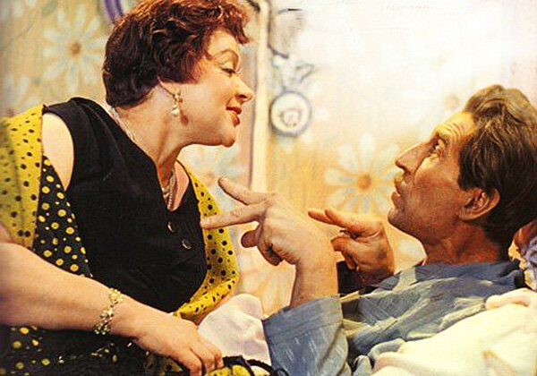 Кадр из фильма. "Чего хочет Мусик? Мусик хочет водочки!"