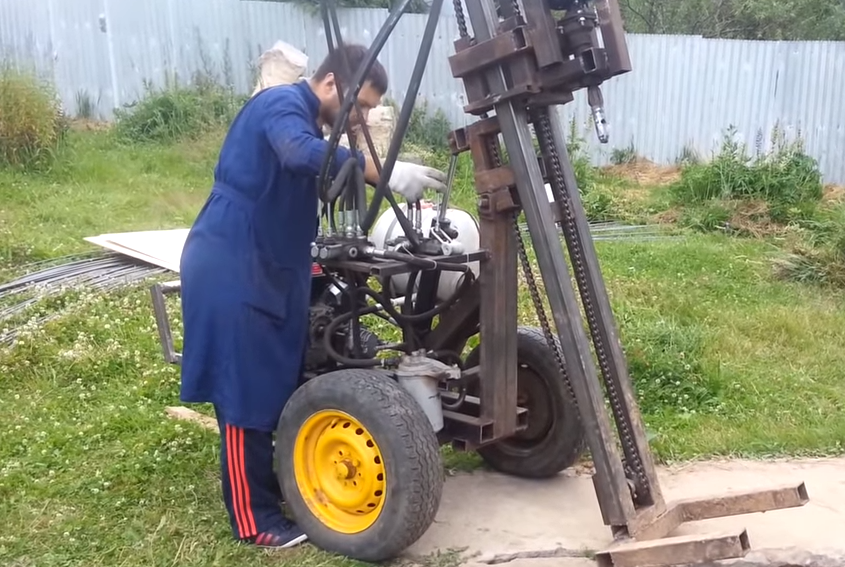 Первая буровая установка