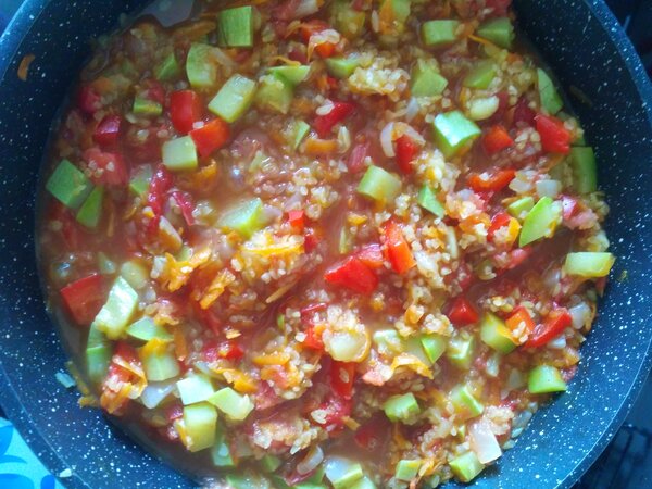 Процесс тушения булгура с овощами