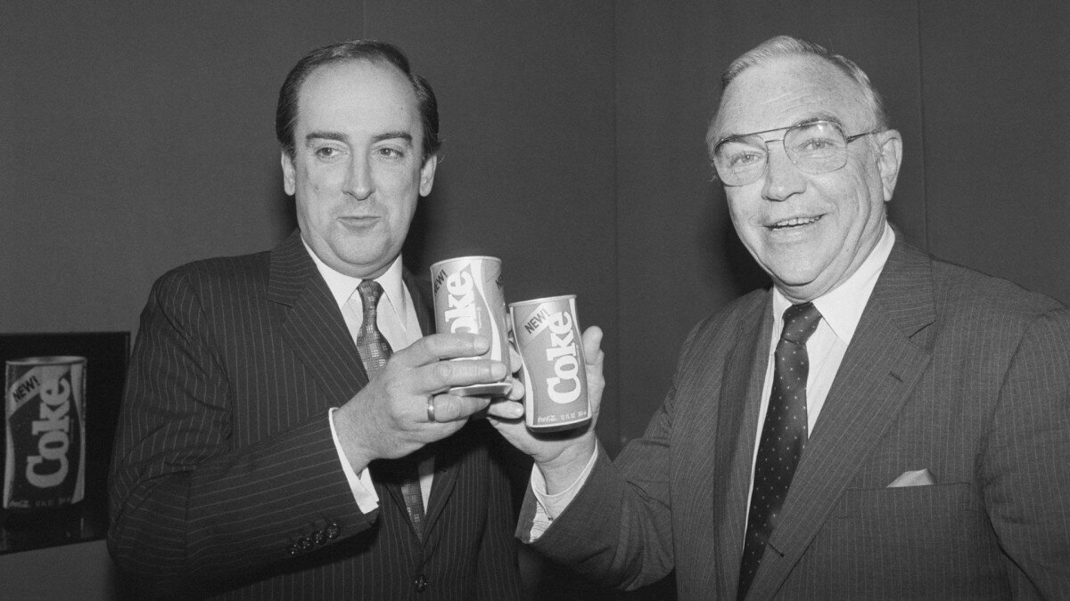 Президент Coca-Cola Company Дональд Р. Кеоу и Роберто Гойзуэта поднимают тосты друг за друга с банками "New Coke", на которые компания перешла после 99 лет предыдущей формулы. Bettmann Archive / Getty Images