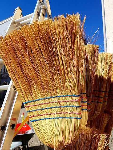 Народные приметы и суеверия, связанные с веником. Деревенская магия: как с помощью веника привлечь деньги в дом, "намести" себе удачу и отвести беду?