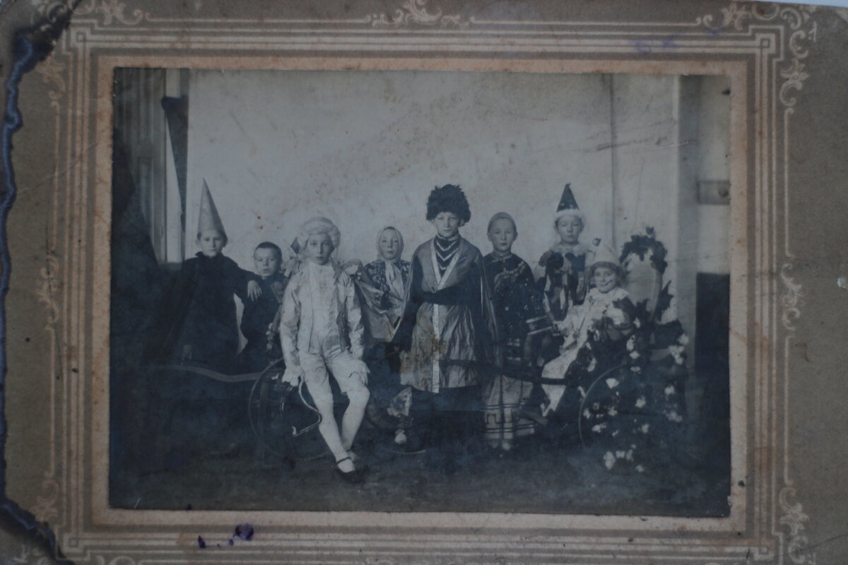 Истории из родословной. Фотография 19 - 21 декабря 1908 года, Николенька стоит в центре. Новогодний маскарад.