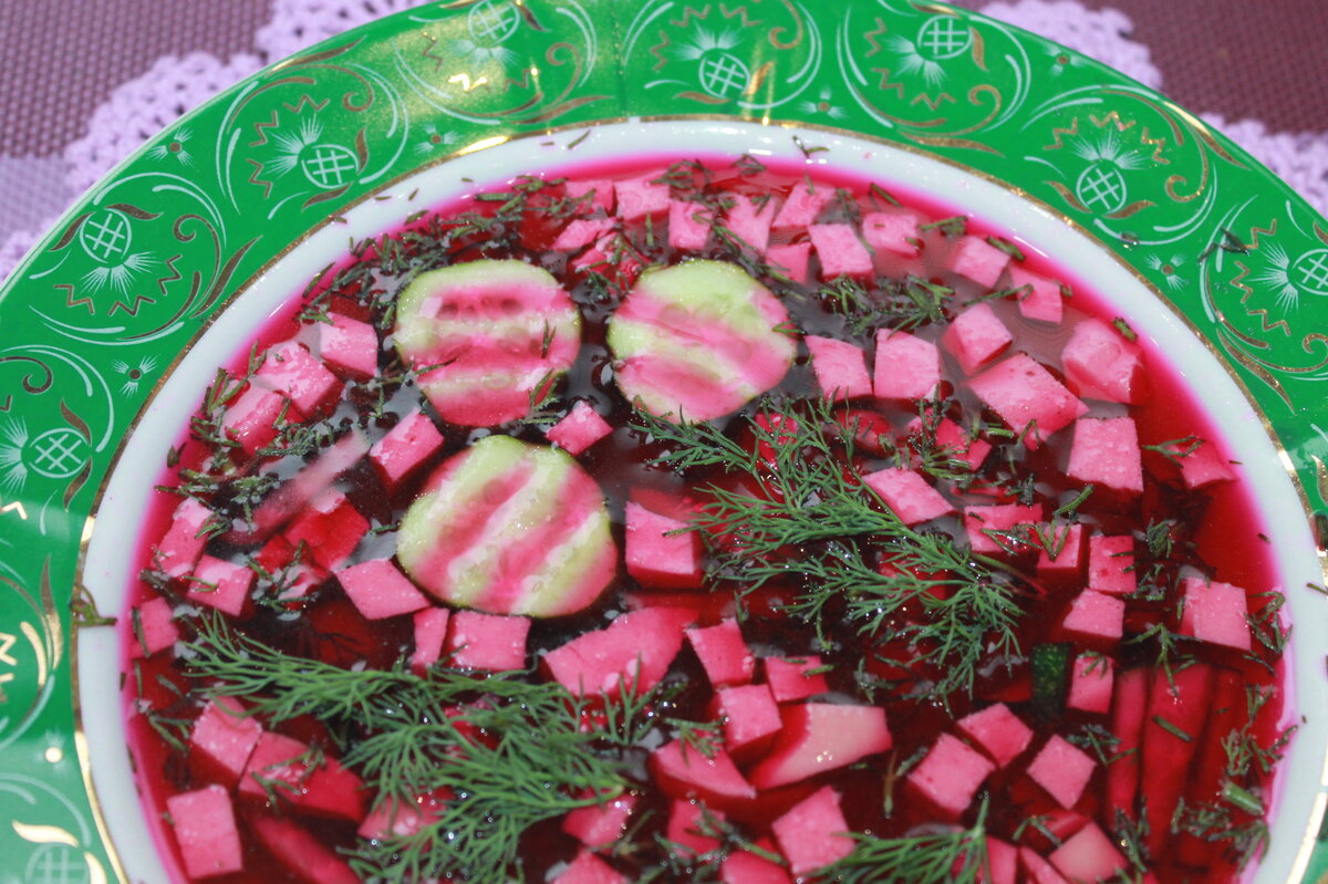 Свекольник - это блюдо «жаркой погоды», он прост в приготовлении, а самое главное - подается в холодном виде. Он освежает, охлаждает и насыщает! 