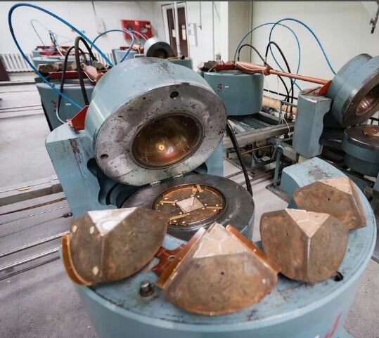 Пресс для производства. Обратите внимание на толщину металла. Фото с Яндекс.Картинки