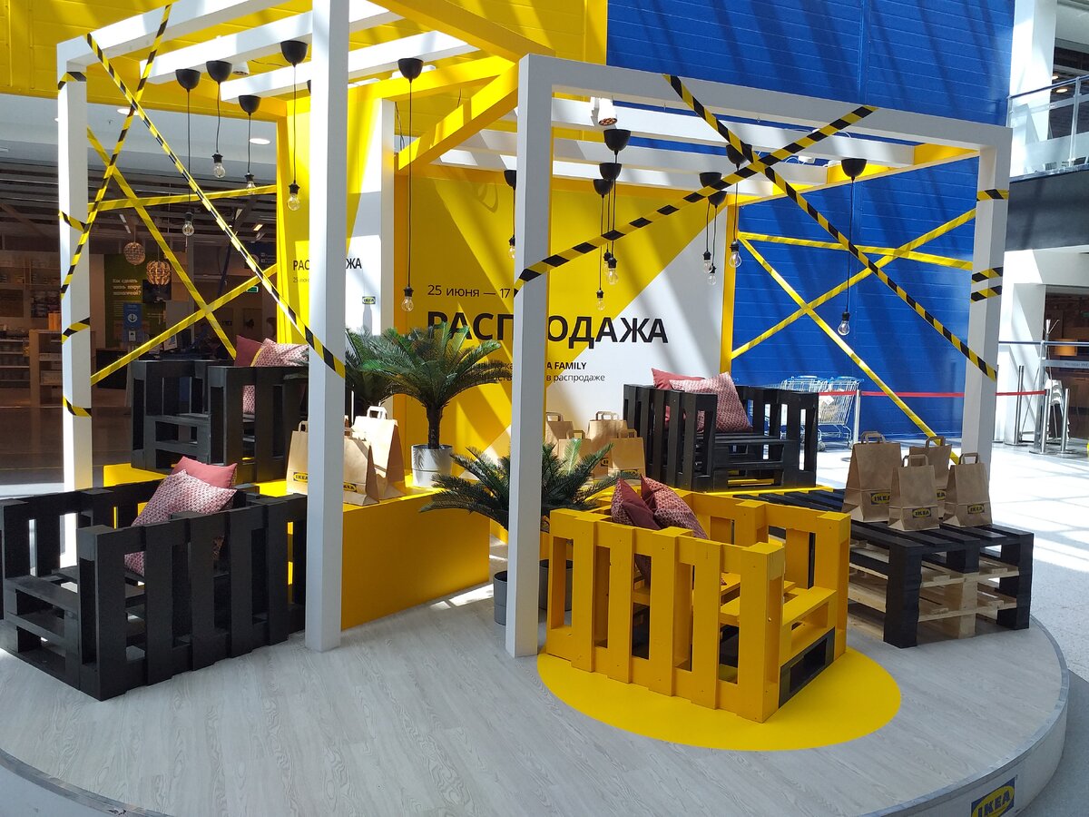 Сегодня красуется вот такой стенд при входе в магазин  IKEA!