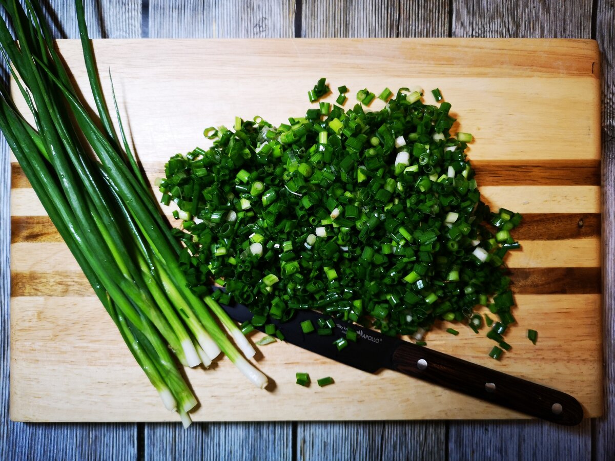 Достать из морозильной камеры тесто и оставить размораживаться.  Тем временем: лук меленько порубить..., 