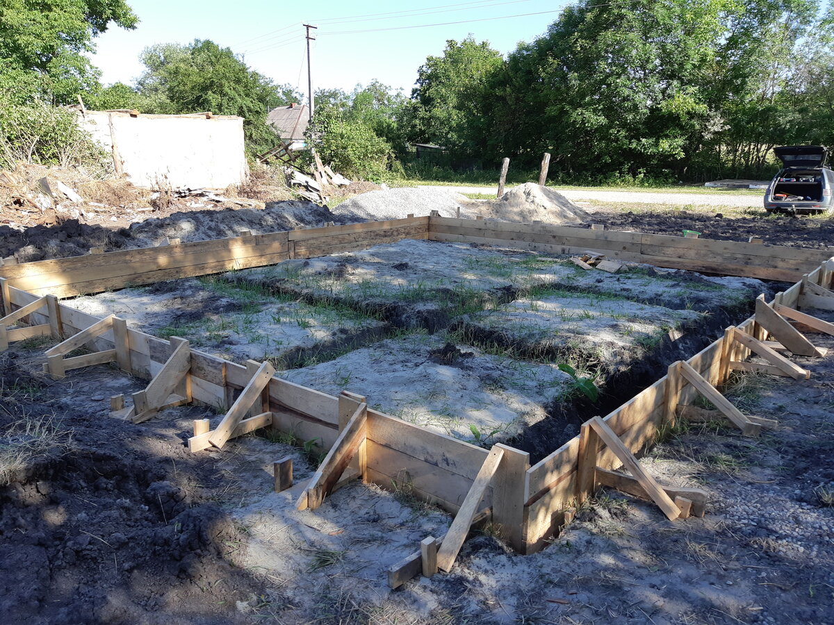 Вчера поставили, выровняли и закрепили щиты внешней опалубки.