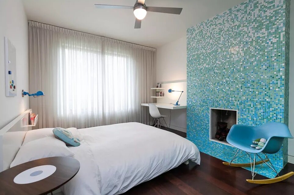 При помощи двух цветов и мозайки достигнут наилучший результат доя небольшого помещения