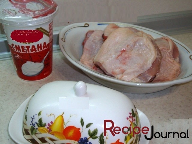 Подготовим ингредиенты. Бедра промыть и обсушить салфеткой. Поперчить и посолить.