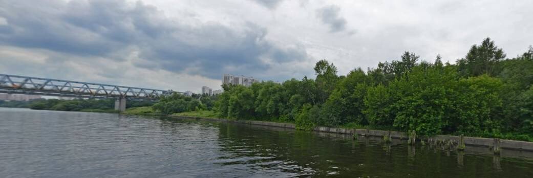 Вид на существующий ж/д мост, проектное место строительства моста хорды и на могильник радиоактивных отходов.