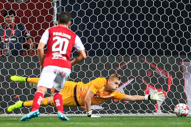 Мяч влетает в ворота. Максименко не потащил.