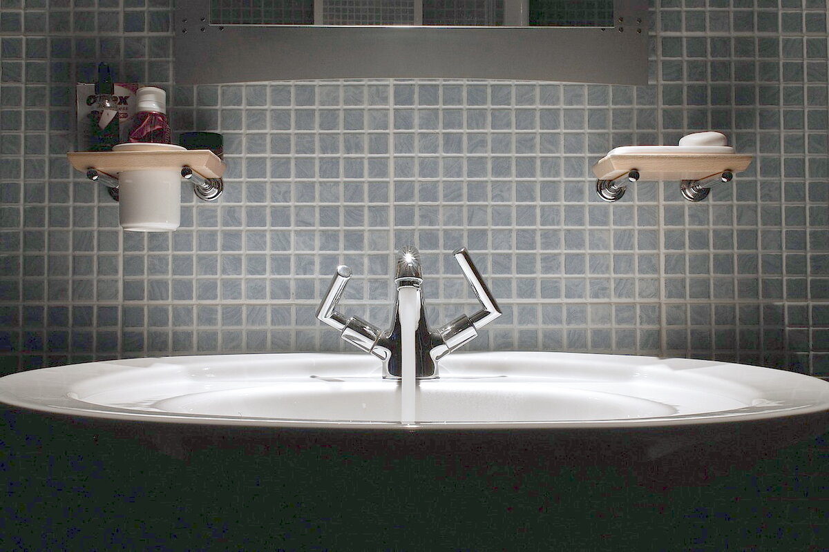 Под раковиной также бывает появляется плесень.