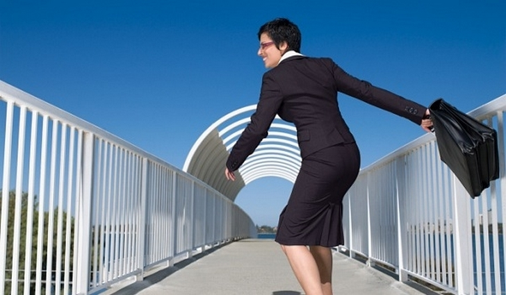 мужчина в пальто уходит. человек идет по пороге. дорога к цели. личностный кризис. уходить деятельность.