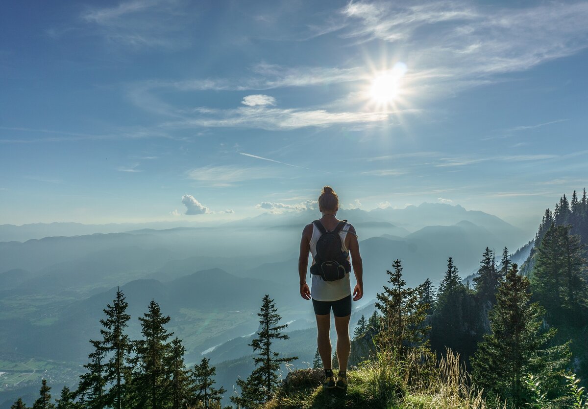 https://pixabay.com/get/5fe1dd474d51b108feda84608229357f1c3dd9ec574c704c722e72d09744c650/hiker-918473_1920.jpg