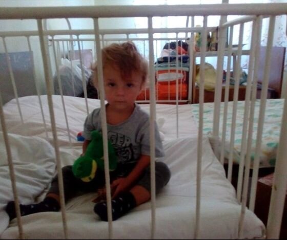 Пусть сидит в манеже и не мешает 