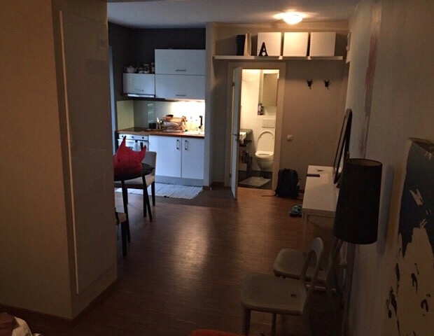 На левой стороне стена-шкаф