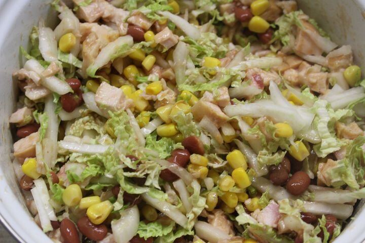 салат с фасолью и жареной морковью и луком. копченая фасоль. салат с копчёной курицей и фасолью и сухариками. салат с красной фасолью и копченой курицей и сухариками. салат с фасолью и сухариками и колбасой и кукурузой.
