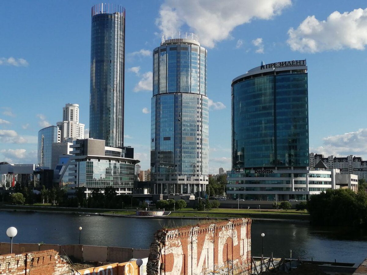 Вид на башню "Исеть", Ельцин-центр и бизнес-центр "Президент". Фото: Никита Грачев