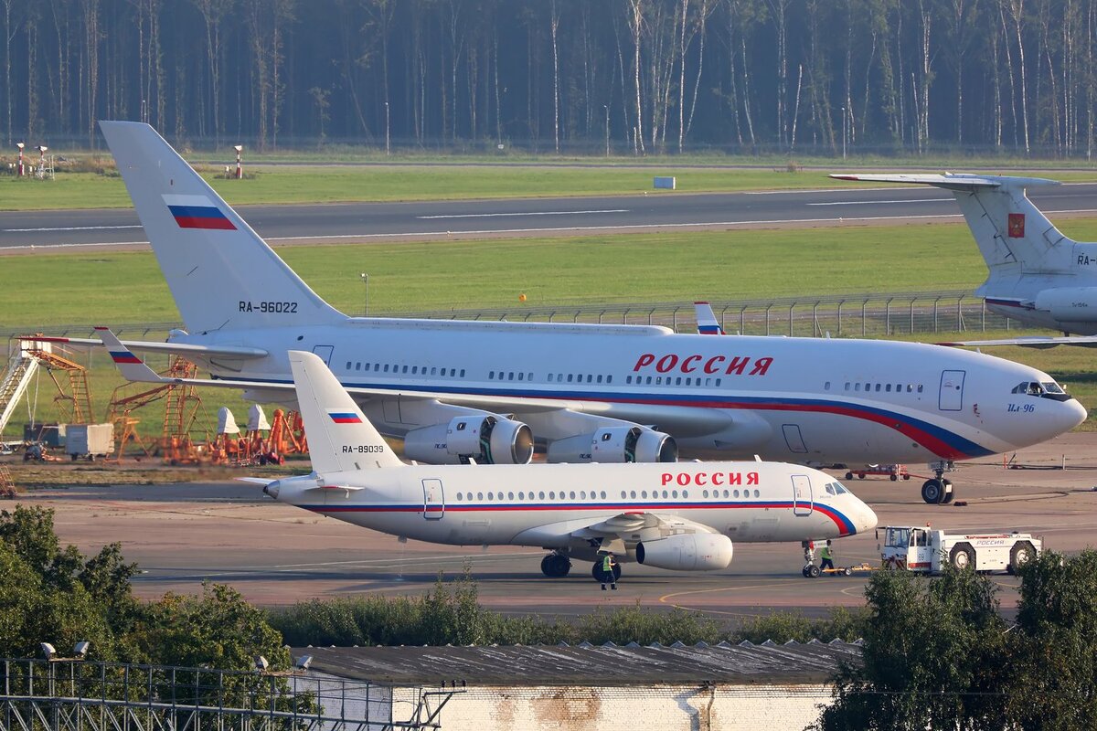 Ил-96 и SSJ-100 собственной персоной, в ливрее СЛО "Россия".