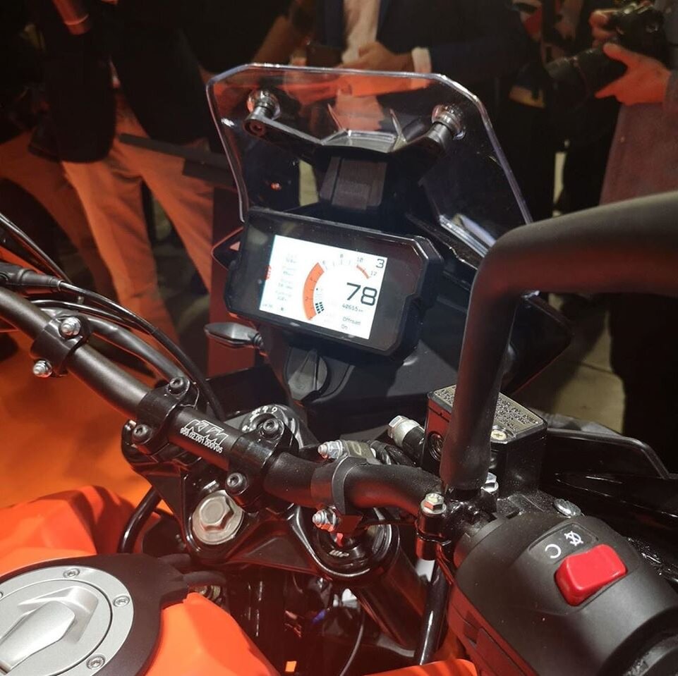 За приборкой прячется прикуриватель на 12 вольт. Источник instagram.com