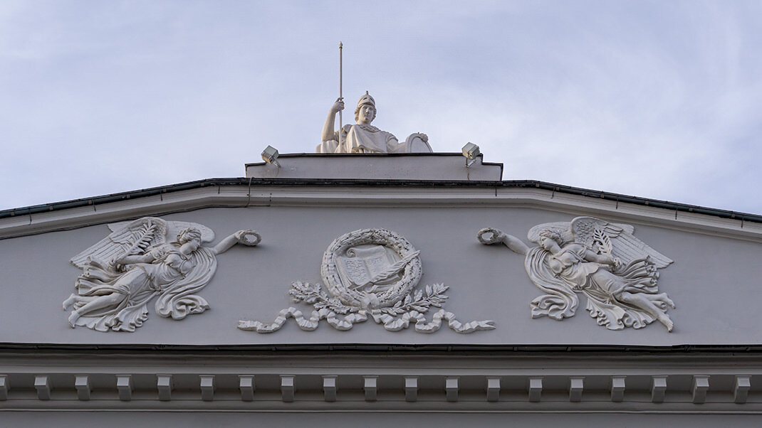 Барельефы на фронтоне здания