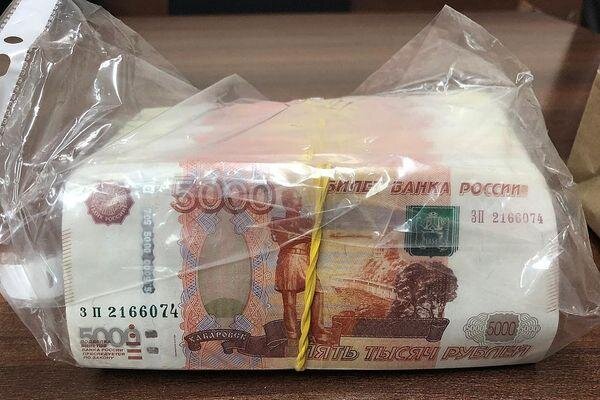 
Сотрудники следственных органов ведут расследование уголовного дела, возбужденного в отношении Кима Тертицы, замминистра сельского хозяйства Кубани и Александра Пиунова, его подчиненного, начальника управления развития малых форм хозяйствования и с/х кооперации. Обоим чиновниками уже предъявлено обвинение в получении взяток в крупном и особо крупном размерах. Об этом сообщает пресс-служба СУ СК России по Краснодарскому краю.