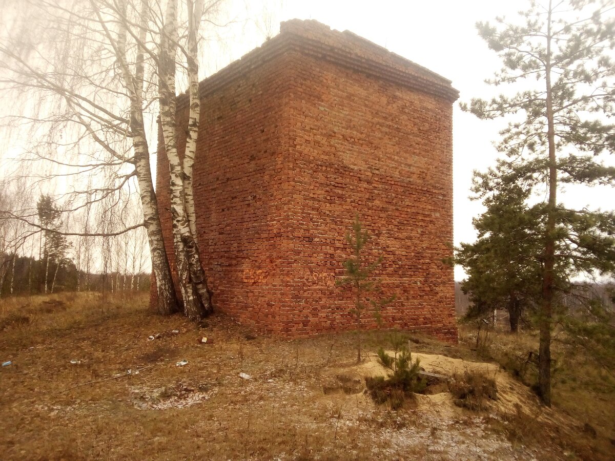 Нашел в лесу старинное здание \ Что это такое?
