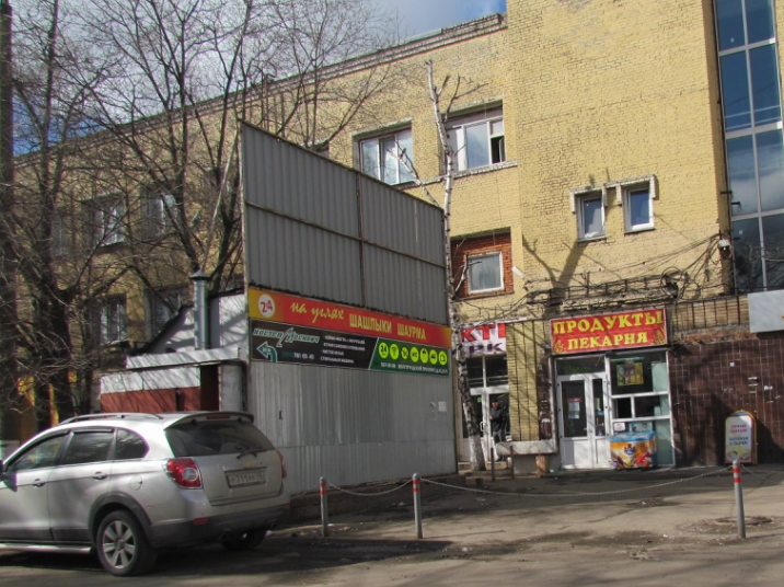 Наши дни: на месте этой серой металлической стены находилась Доска почета предприятия.  Автор снимка — ТrаvеIIеr, пользователь сайта Pastvu.com. 