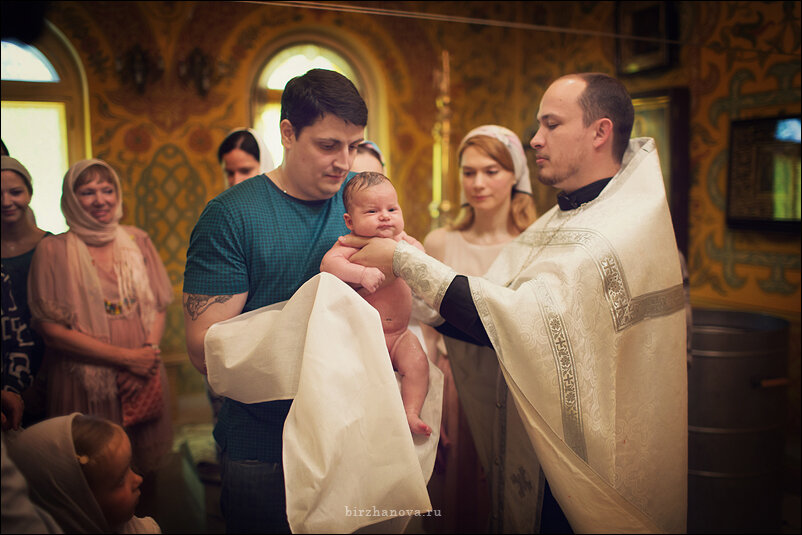 Найти крестная. Крестный в церкви. Крестная в церкви. Фотосессия крещения ребенка. Крещение девочки в церкви.