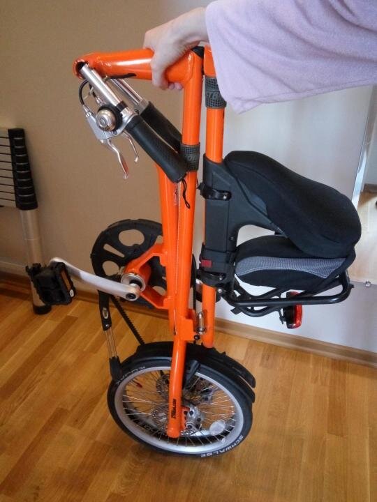 Велосипеды STRIDA удобно складываются и их можно без труда заносить в помещения. За это придется платить колёсами меньшего радиуса, меньшей скоростью, не обычной посадкой и более сложным ТО. Но зато тут ременной привод!