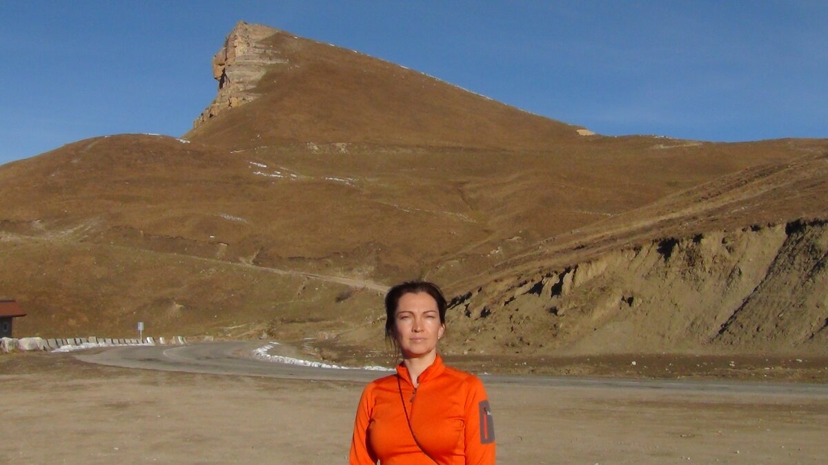 вершина перевала Гум-Баши и собственно "Песчаная голова", давшая ему название. (фото утром и вечером)