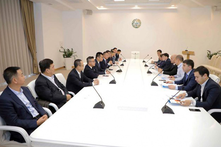 Переговоры с представителями Leon technology в хокимияте Ташкента. Фото с сайта Podrobno.uz