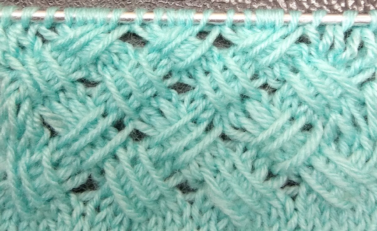 Ажурная плетенка: красивый фактурный узор спицами
