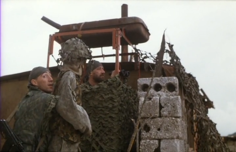 Один несет, другой высматривает снайпера.