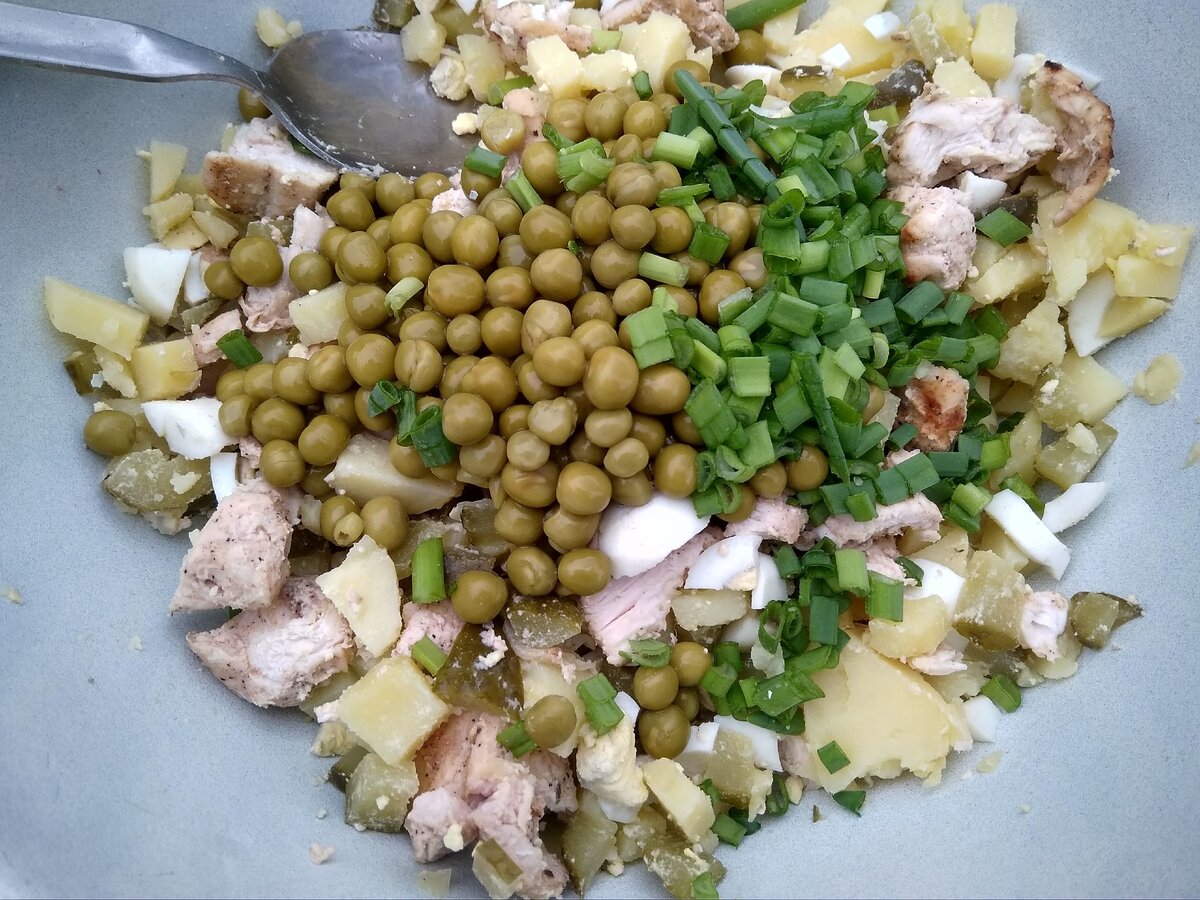 Мой оливье до заправки майонезом.