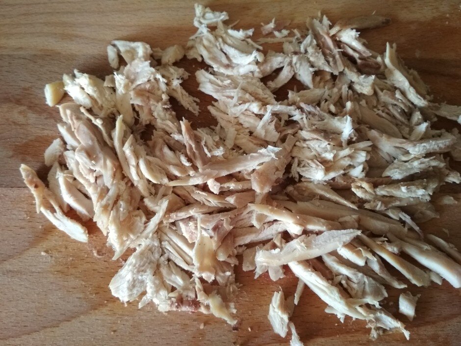 Куриное филе соломкой. Курица нарезанная соломкой. Куриная грудка нарезанная соломкой. Грудка нарезанная соломкой. Филе соломкой.