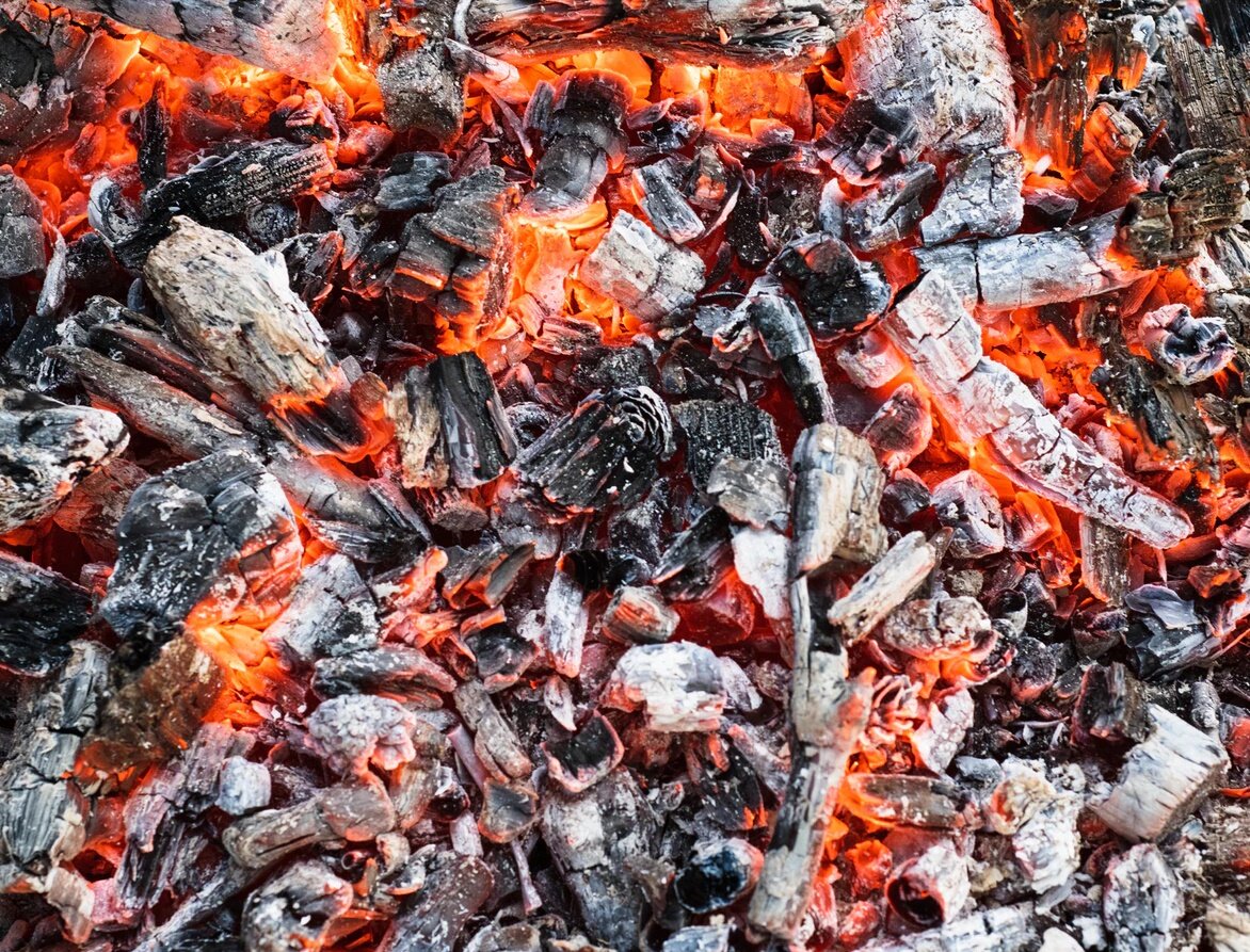 Чтобы выгорело как можно больше углей, их надо ворошить