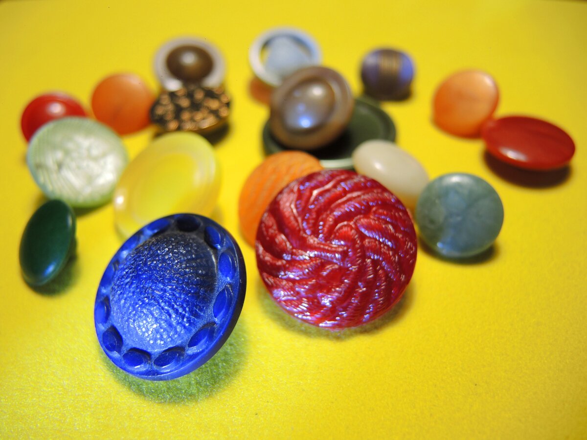 Фото автора. Это настоящие, советские пуговицы из пластмассы