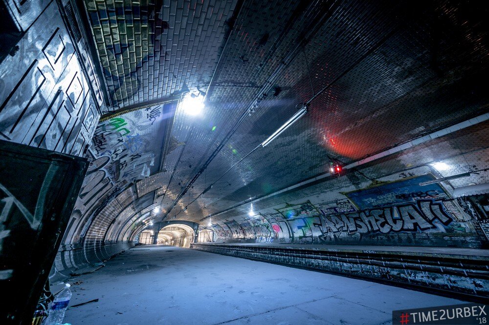 Почему некоторые станции. Станция призрак Бородинская. Заброшенные станции метро Парижа. Станция призрак в Московском метро Бородинская. Метро Парижа тоннель.