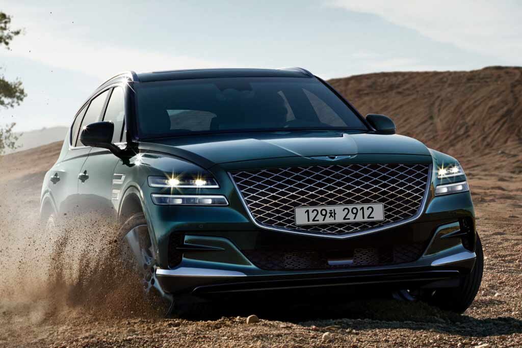   Машина заметно отличается от концепта 2017 года. Но основная тема с парными лычками габаритных огней сохранена. Кроссовер станет четвёртой моделью марки и займёт место между седанами G80 и G90.