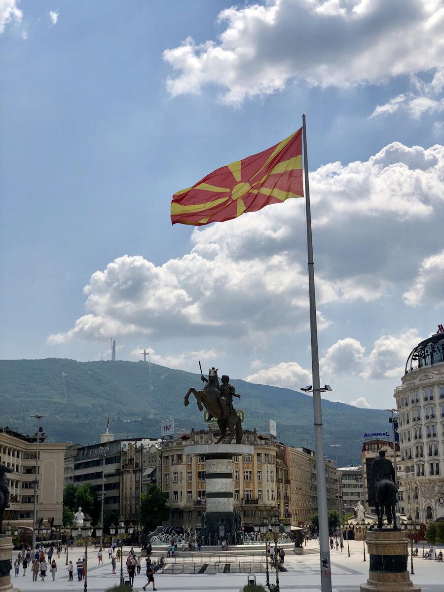 Столица Македонии — Скопье. Не отличается наличием достопримечательностей, но зато там куча каких-то скульптур на каждом шагу.
